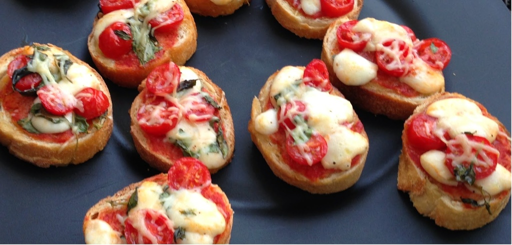 Bruschetta Tomate Cereja, Queijo Parmesão e Orégano