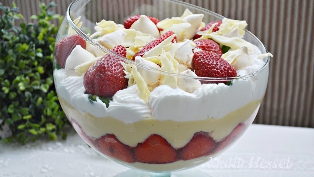 Merengue de Morangos com Chantilly e Supiros